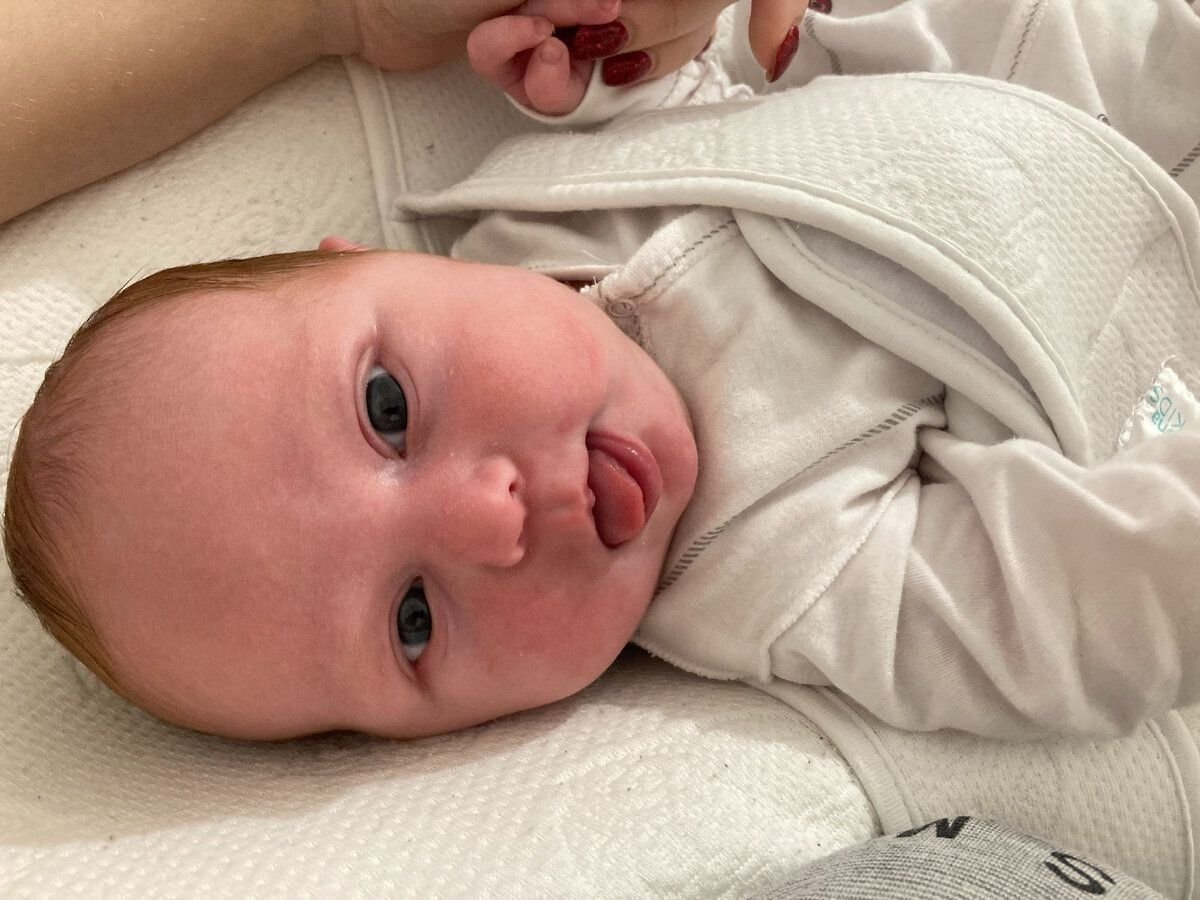 ребенок с высунутым языком. грудничок высовывает язык. грудной ребёнок высовывает язык. грудничок часто высовывает язычок. грудничок высовывает язык.