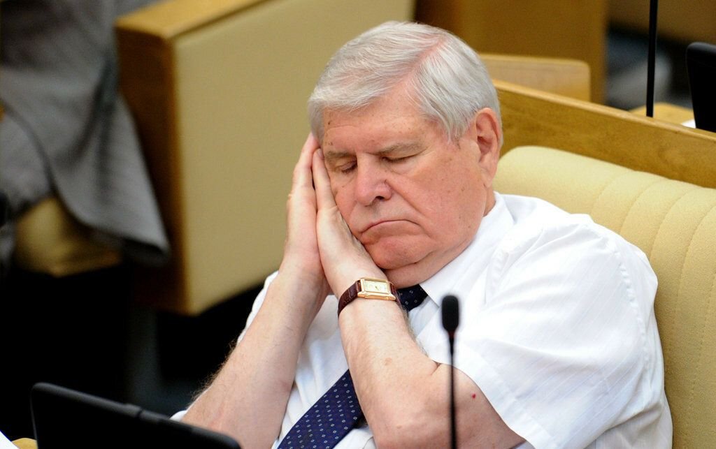 Старые госслужащие. Депутаты госдумы рф. Депутаты госдумы. Спящие депутаты. Чиновники смеются.