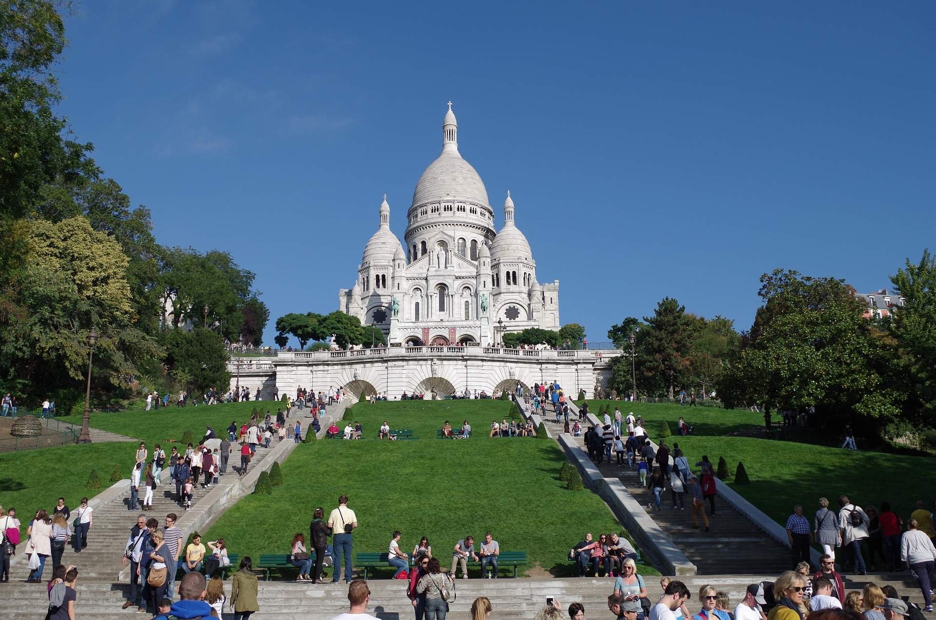 Montmartre. Франция Париж Монмартр. Монмартрский холм Париж. Квартал Монмартр в Париже. Париж Монмартр достопримечательности.