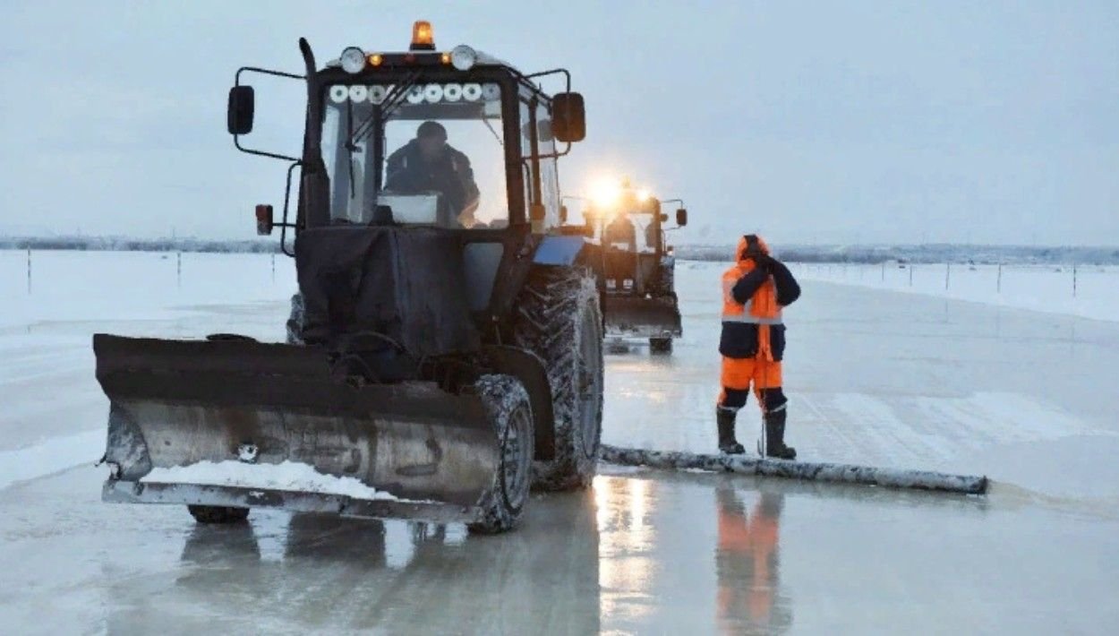 Строительство ледовых. Строительство зимника. Постройка зимника. Дорожники севера. Оборудование ледяной переправы.