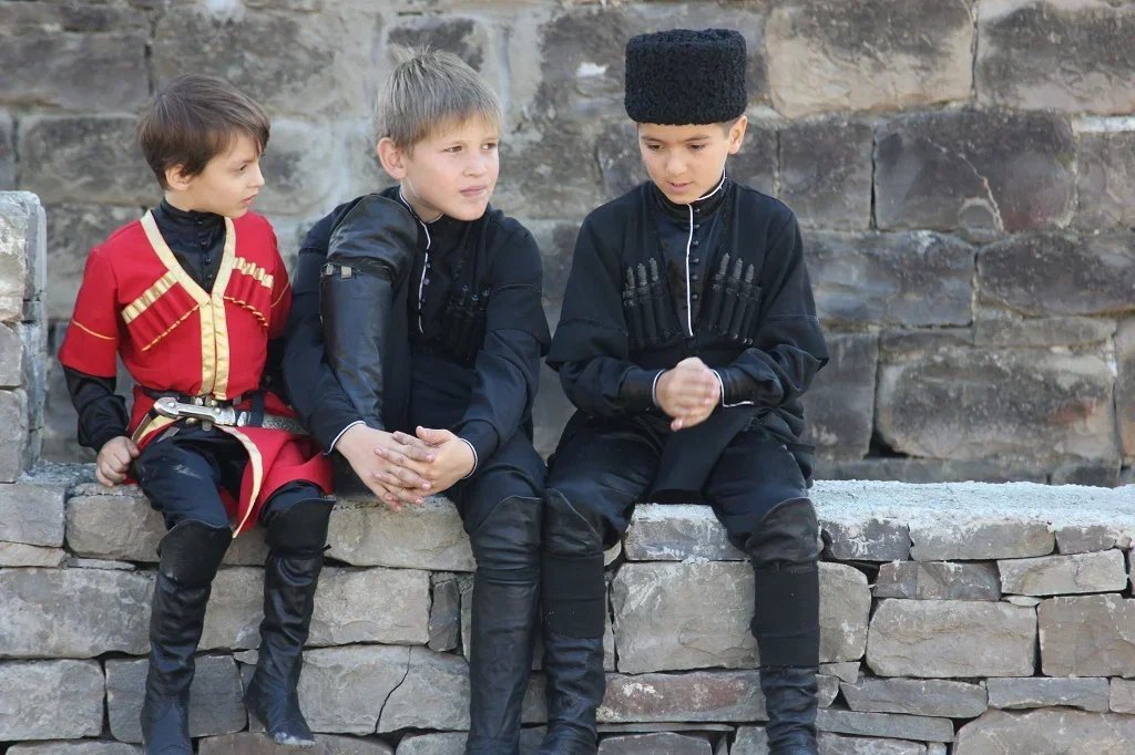 Черкесские дети. Чеченские дети. Ингушские дети. Народы Кавказа воспитания детей. Кавказские дети.