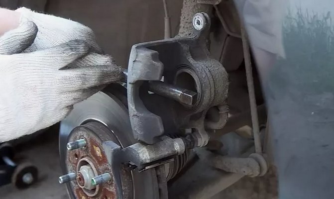 Шток тормозного поршня opel zafira. Поршень тормозных колодок 2123. Вдавить поршень суппорта струбциной. Вдавить поршень суппорта приспособление. Как вдавить суппорт.