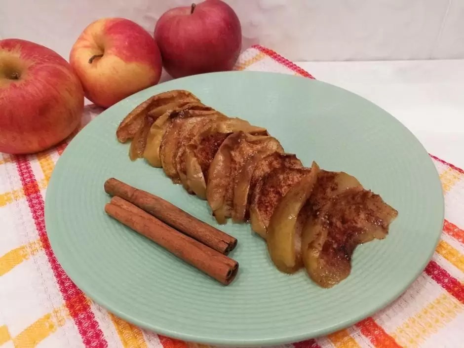 Печёные яблоки с корицей в духовке