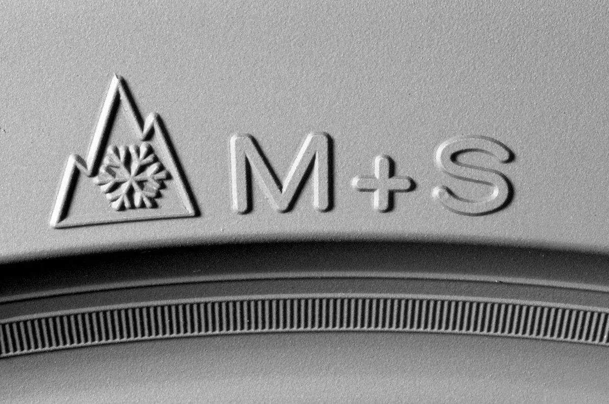 Какие маркировки на шинах. Маркировка шин m+s. Маркировка всесезонной шины. Маркировка зимних шин. Значок зимней резины.