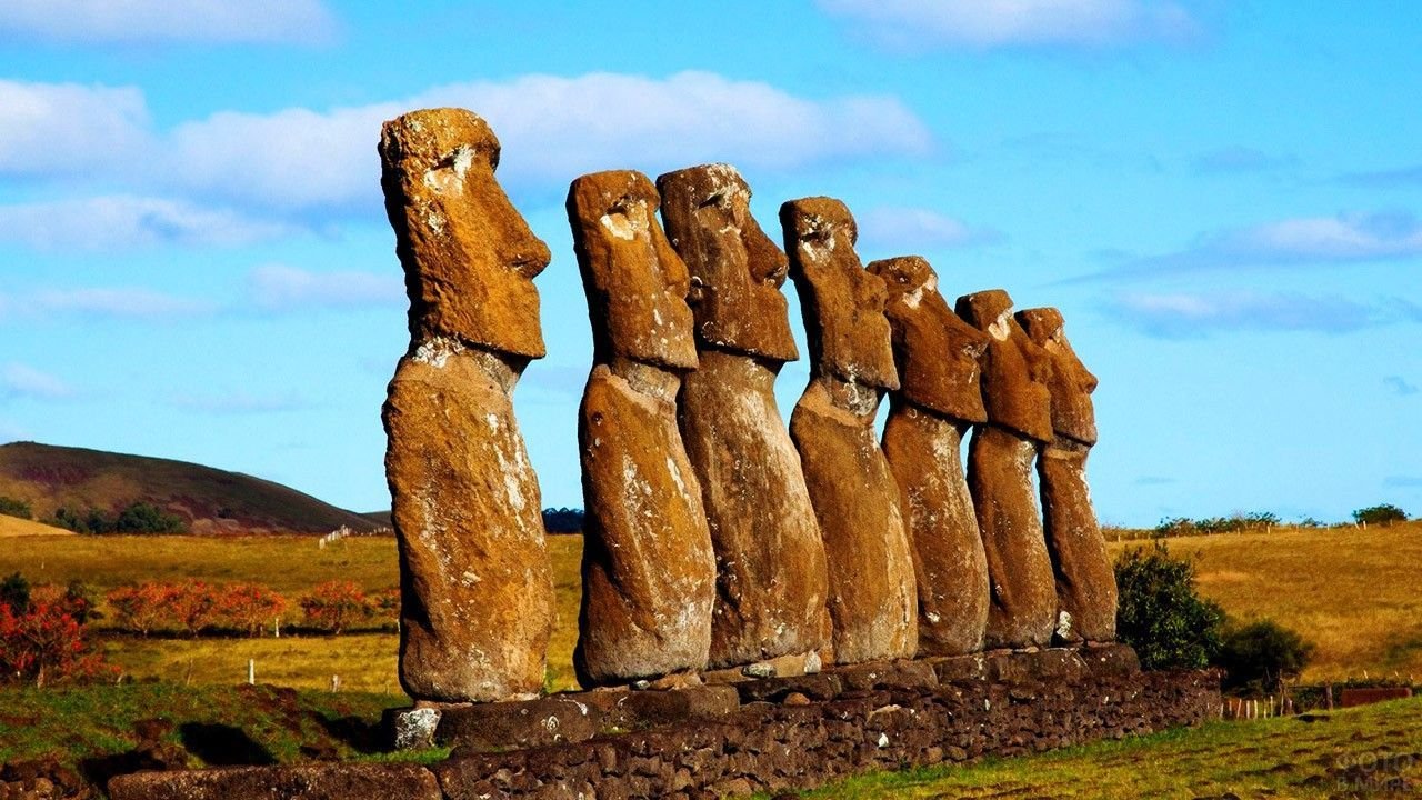 Идол 7 букв. Каменные статуи Моаи остров Пасхи Чили. Памятники Моаи на острове Пасхи. Остров Пасхи статуи Моаи. Истуканы Рапа-Нуи остров Пасхи.