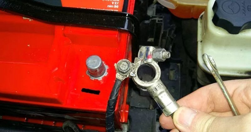 Что ни в коем случае нельзя делать, при снятии клемм с аккумулятора в ...