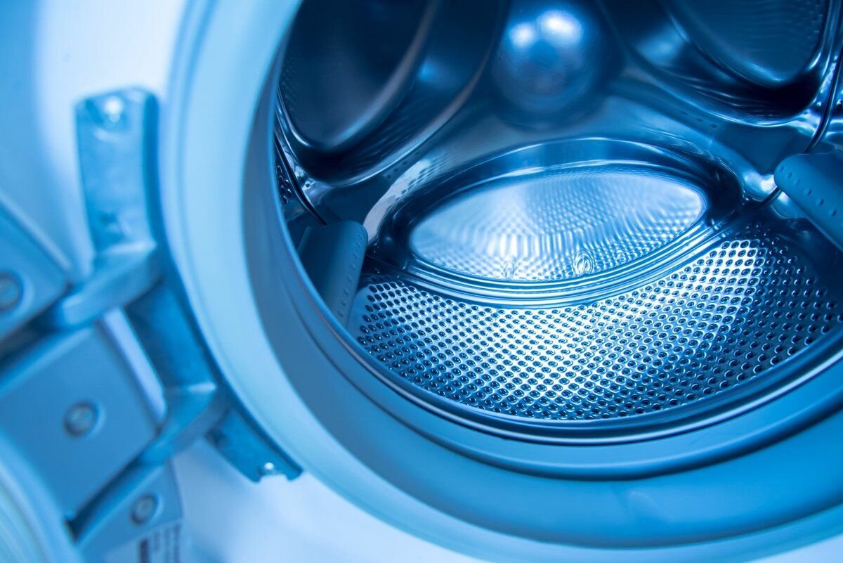 Телефон в стиральной машинке. Стиральная машина. Барабан стиральной машины. Синяя стиральная машина.