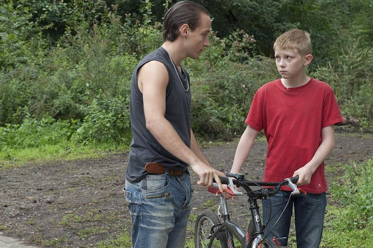 Boy movies. Мальчик с велосипедом фильм 2011. Мальчик с велосипедом / le gamin au vélo (2011, Бельгия). Подросток на велосипеде. Кадр из фильма на велосипеде.