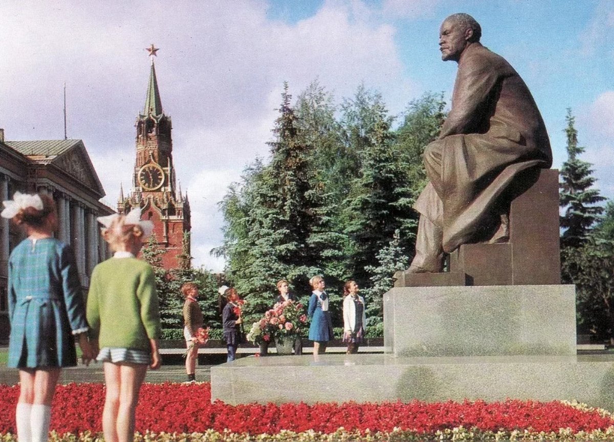 памятник ленину в москве на октябрьской площади