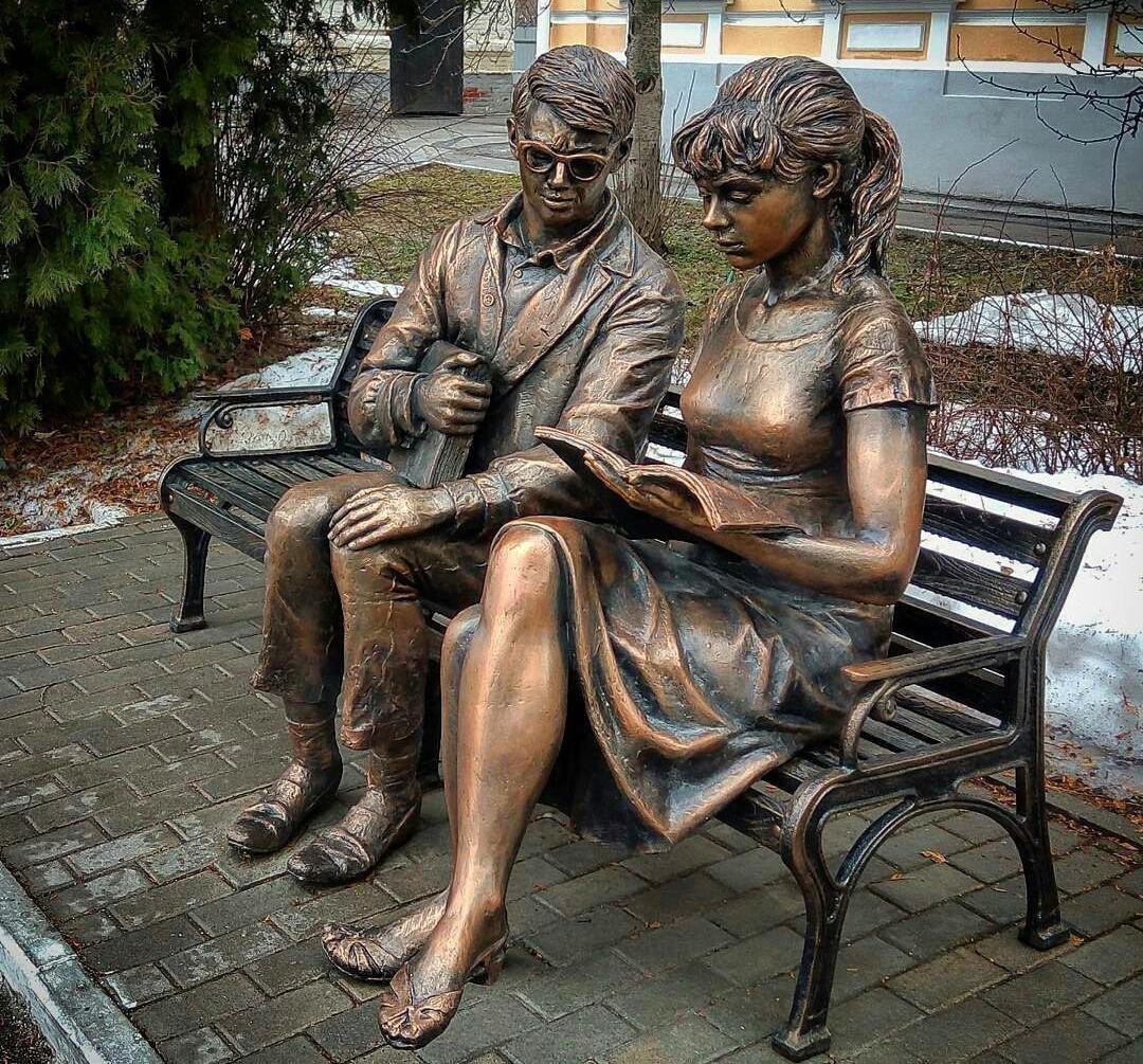 памятник шурочке и лидочке в краснодаре. памятник шурику и лиде в краснодаре. памятник в краснодаре шурику и лидочке краснодаре. памятник шурику и лидочке в краснодаре и москве. памятник шурику и лидочке.