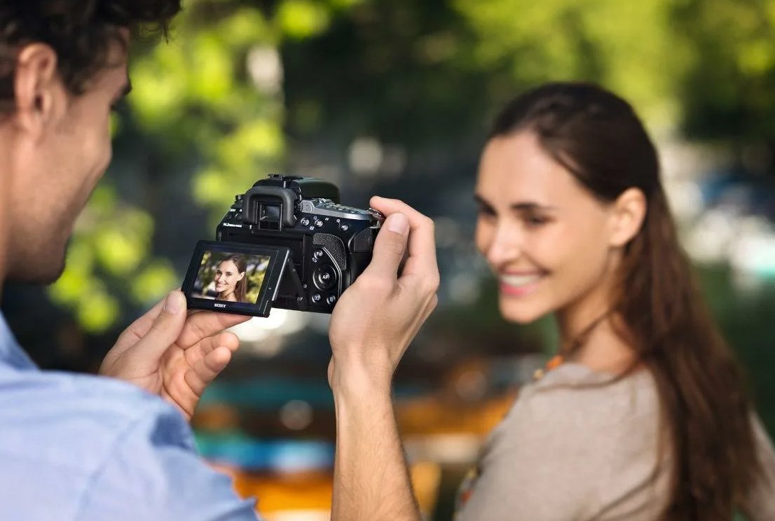 Какой лучше снимать. Фотоаппарат съемка. Человек фотографирует. Фотокамеры для съемок. Фотоаппарат с видеосъемкой.