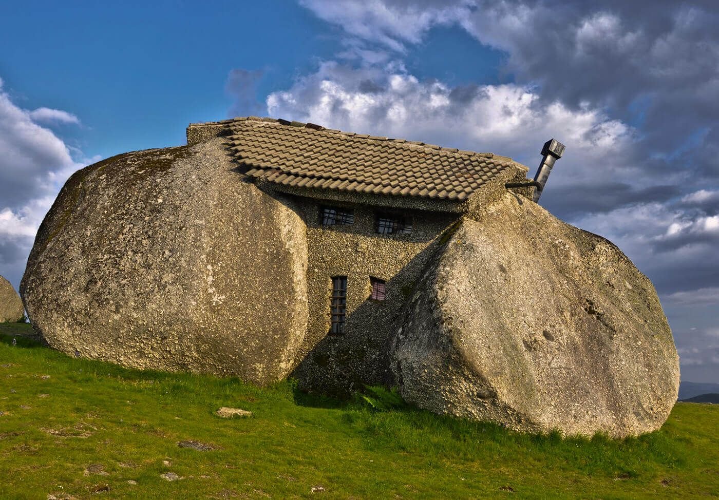 Каменный дом/casa do Penedo (Португалия)