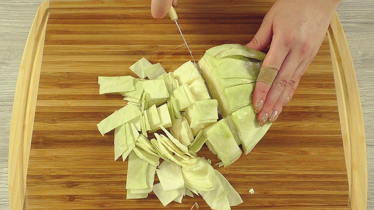 Как разрезать капусту. Нарезка капусты. Капуста нарезанная шашками. Капуста порезанная. Нарезка белокочанной капусты