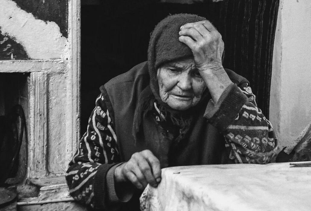 Мама ждет звонка. Бабушка плачет. Бедная бабушка. Нищая бабушка. Грустная бабушка.