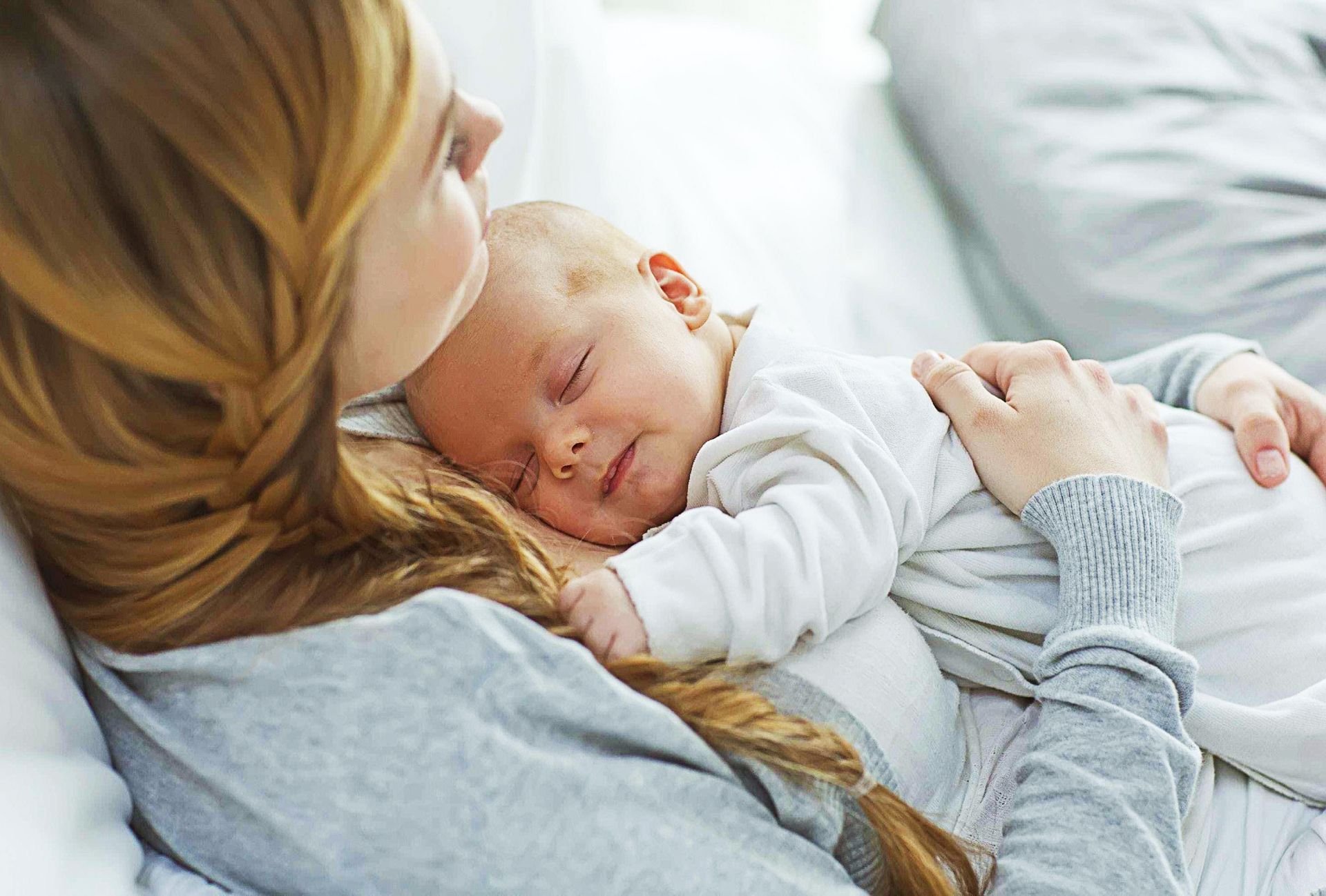 Sleeping mom. Мама с малышом на руках. Мать и спящий ребёнок. Мама и новорожденный. Мама и спящий малыш.