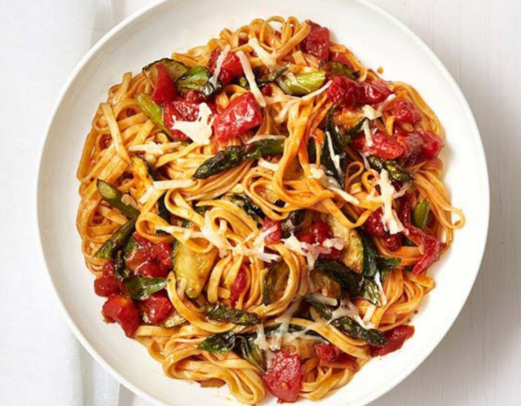 Паста с овощами с соусом. Лингвини паста. Паста лингвини с овощами. Спагетти с овощами. Итальянская паста с овощами.