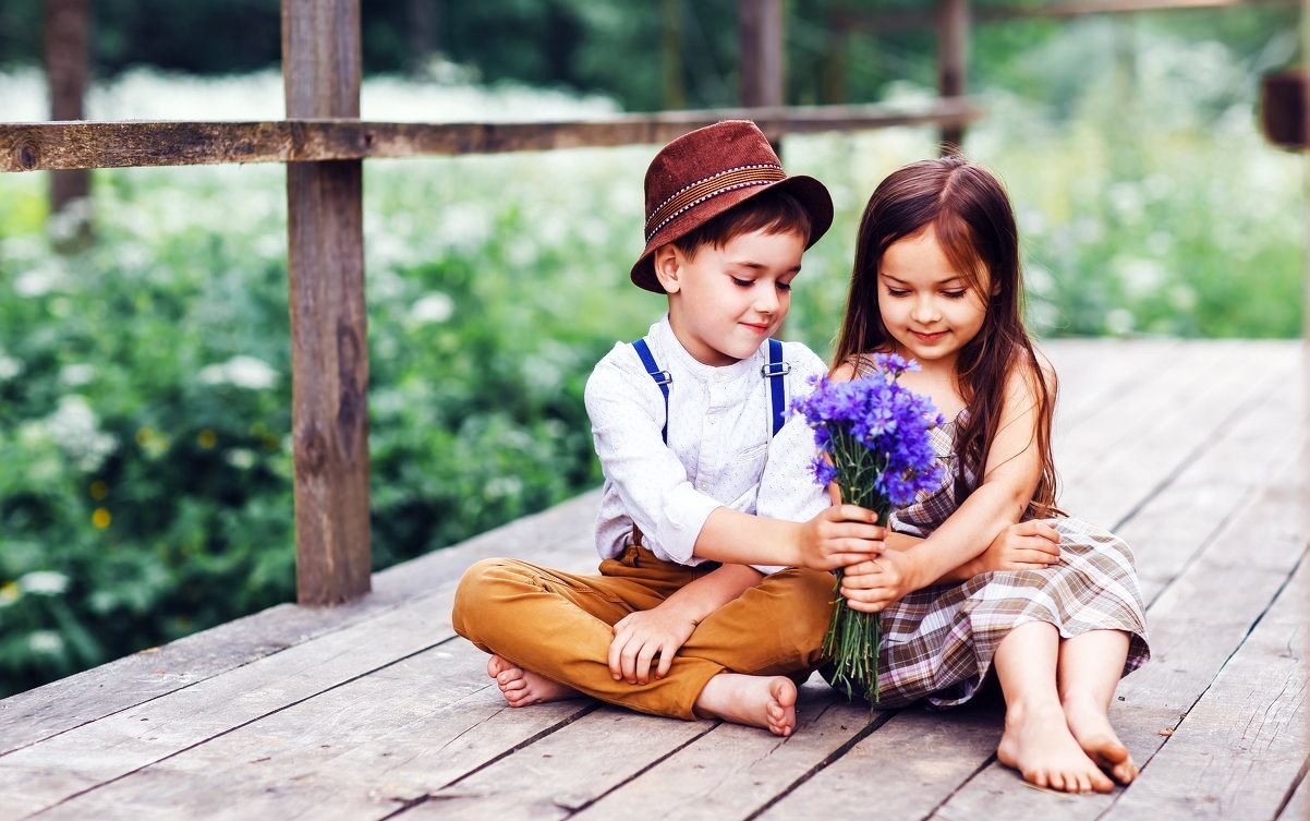 Подруга парня с детьми. Мальчик дарит девочке цветы. Любовь к ребенку. Мальчик и девочка с цветами. Дети мальчик и девочка.