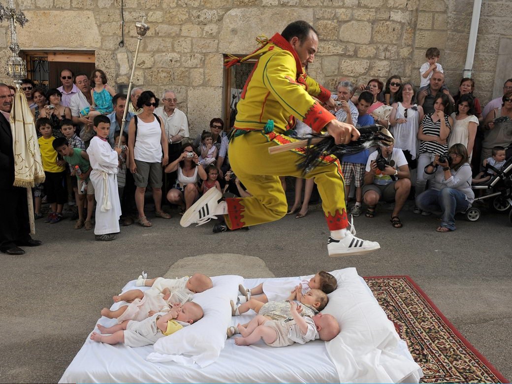 фестиваль эль сальто-дель-колачо (прыжок дьявола), испания. странные обряды. мария лионса богиня. подпиливание зубов на бали. праздник манене в индонезии.