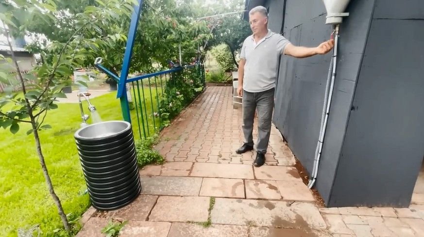 Затопленная комната. Вода с соседа. Затоп квартиры. Залив квартиры. Комната под водой.