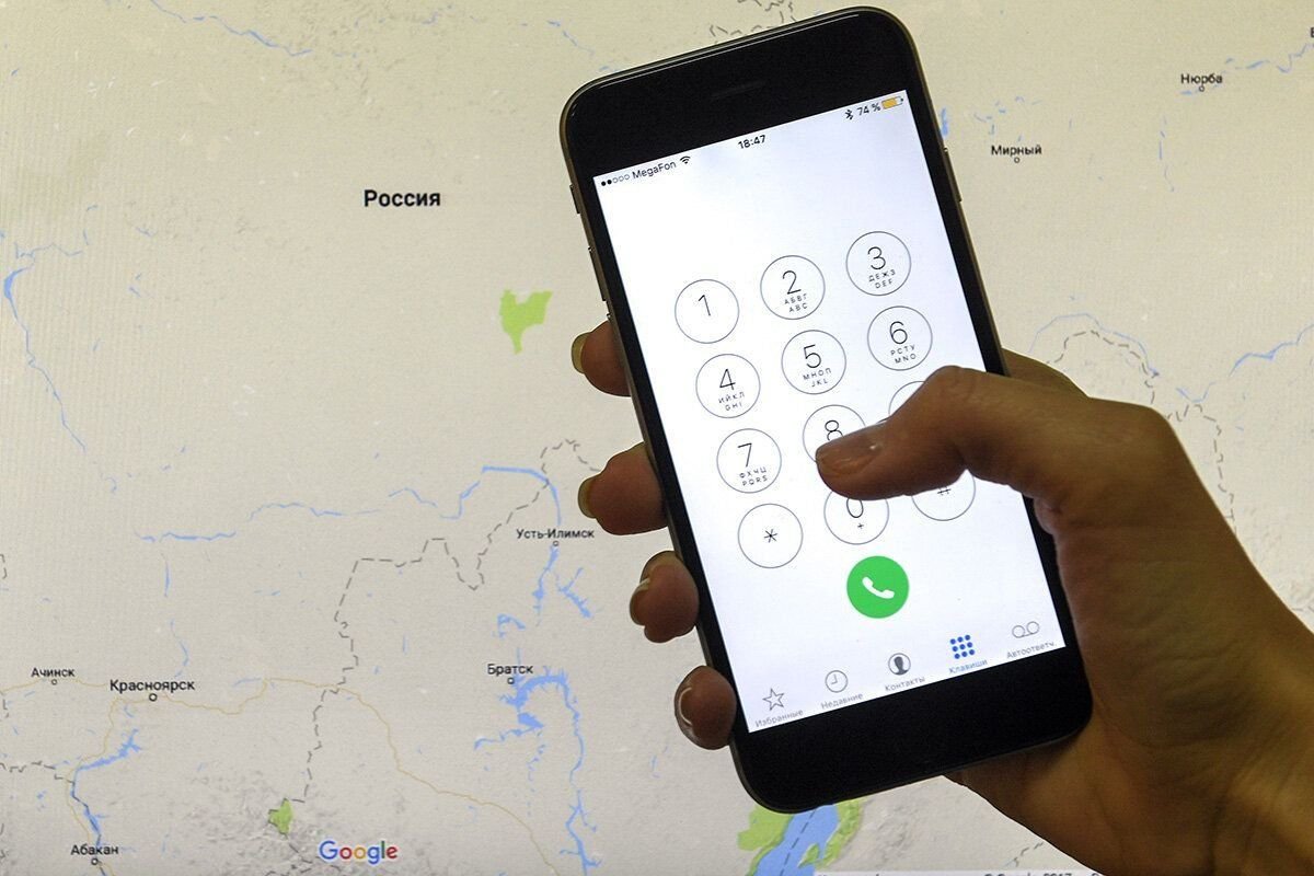 Фотографирует на телефон. Телефон смартфон. Смартфоны операторов связи. Беспроводная телефонная связь. Человек с телефоном в руке.