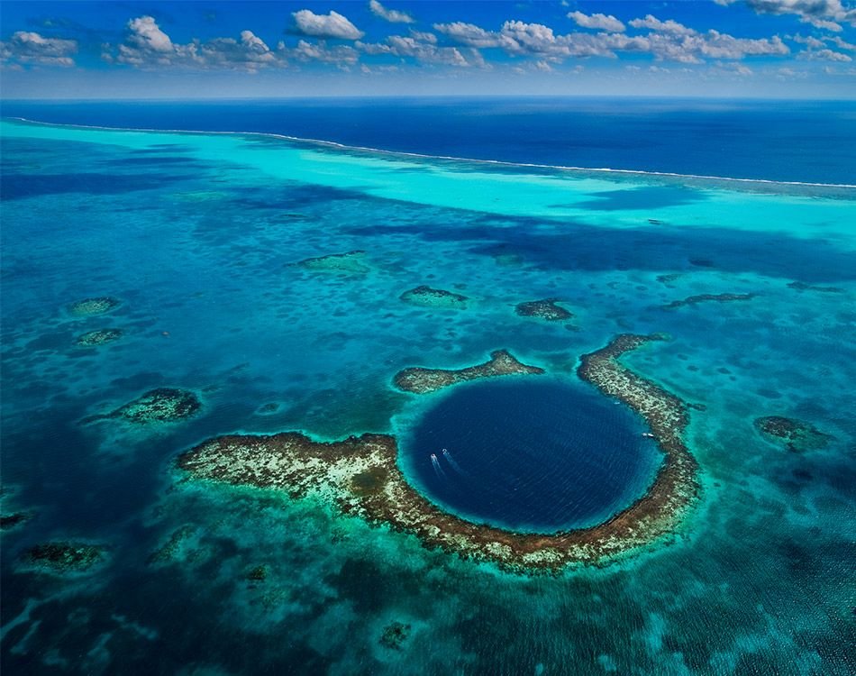 Самое глубокое море. Большая голубая дыра, Лайтхаус-риф. Белизский Барьерный риф Белиз. Голубая дыра Дина Багамские острова. Голубая дыра Белиз.