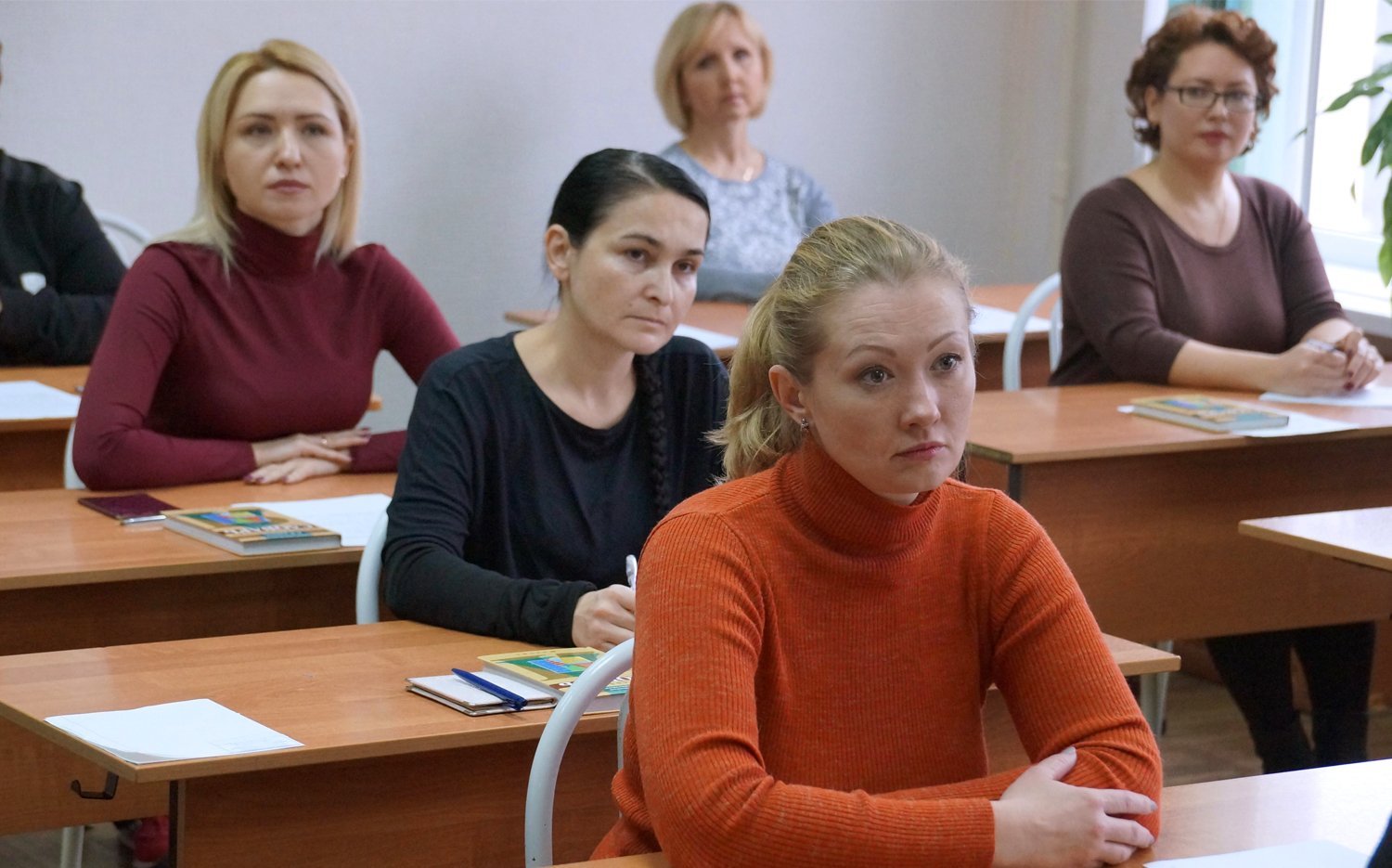 Фотографии собраний. Родители за партой. Собрание в школе. Взрослые за партой. Родители на собрании в школе.