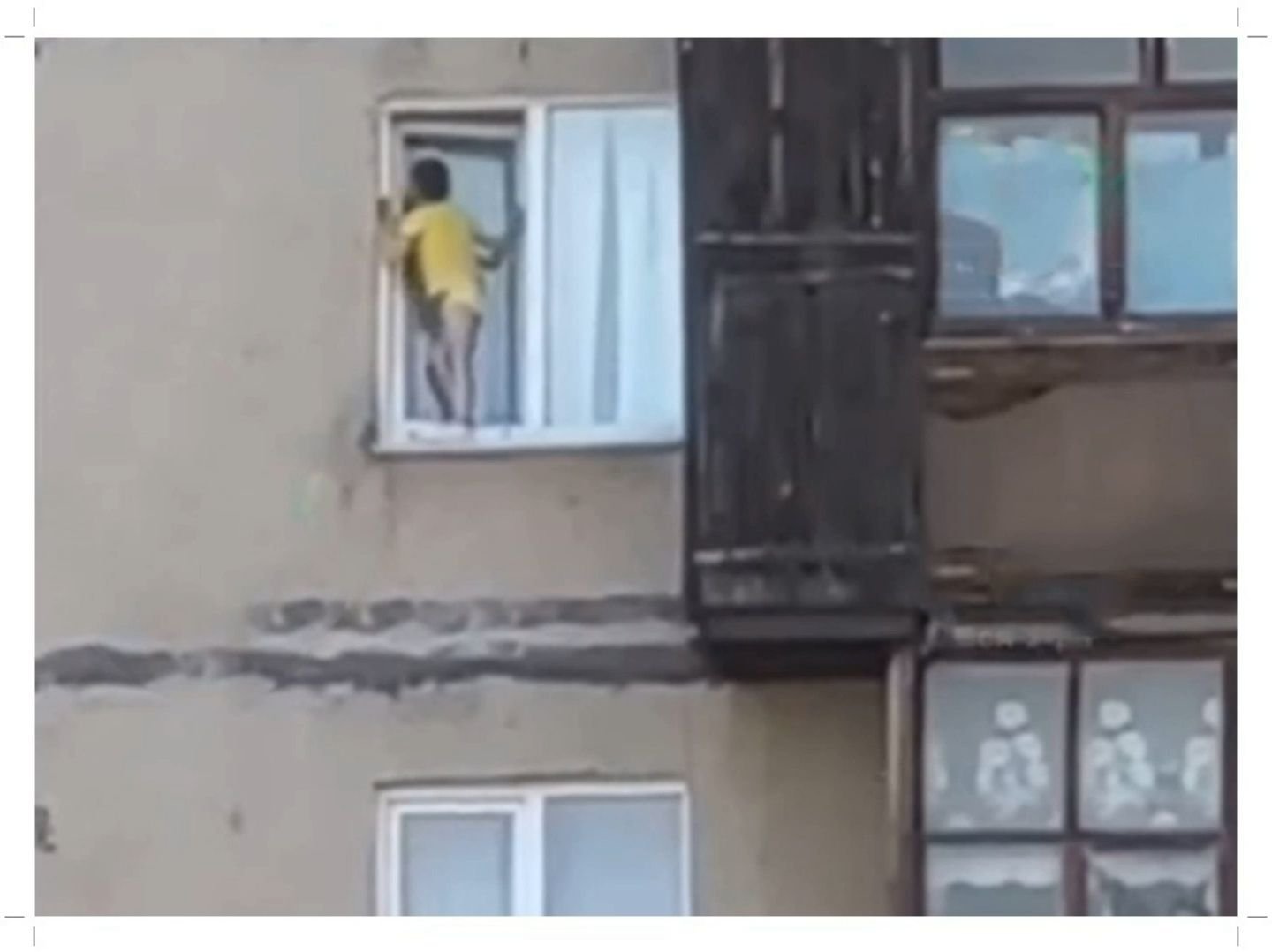 ребенок на карнизе окна