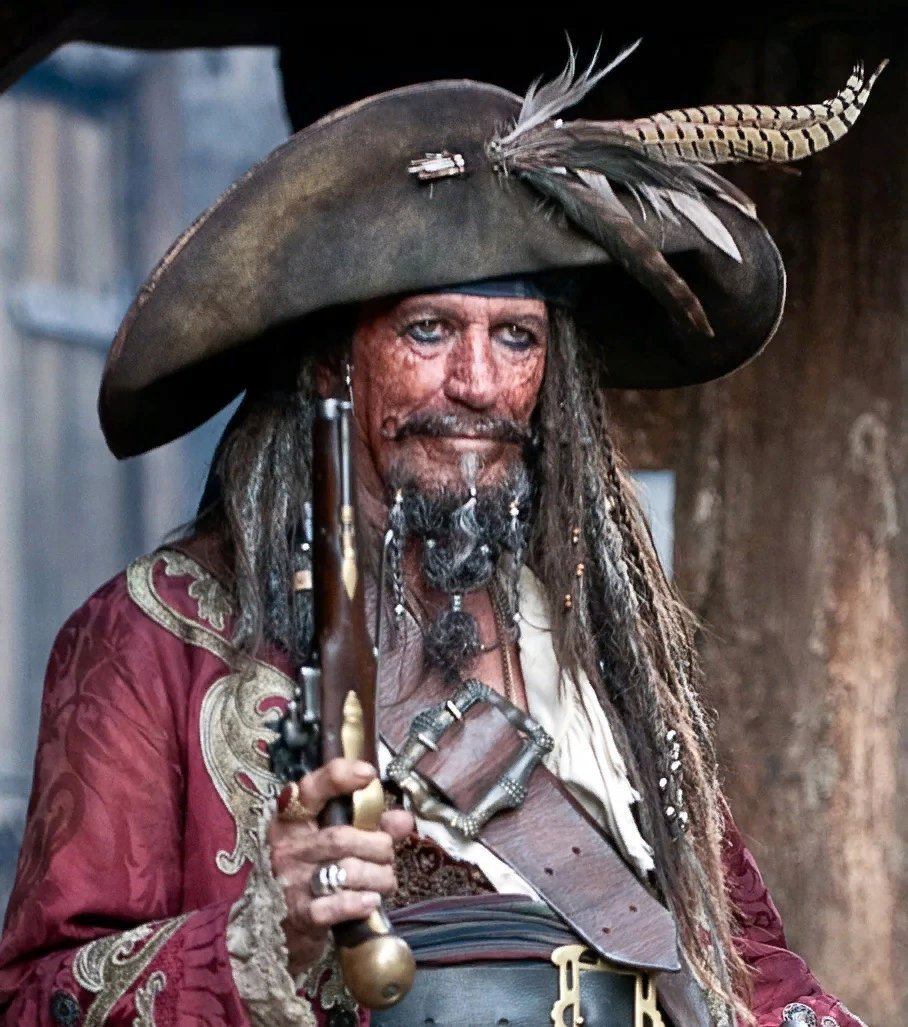 Кто озвучивал черную бороду в пиратах карибского моря