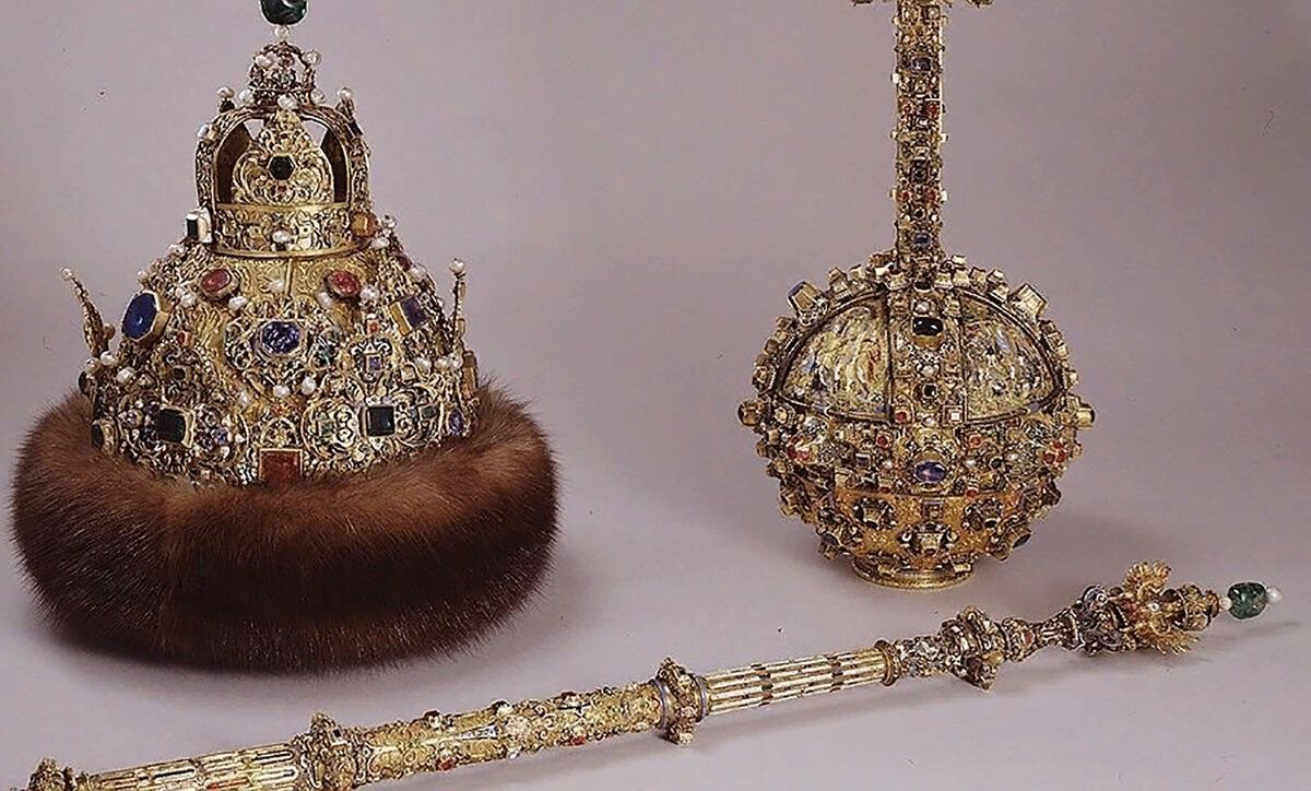 шапка скипетр держава ивана грозного. шапка скипетр держава ивана грозного. скипетр и держава михаила федоровича романова. держава мономаха. шапка мономаха коронация.