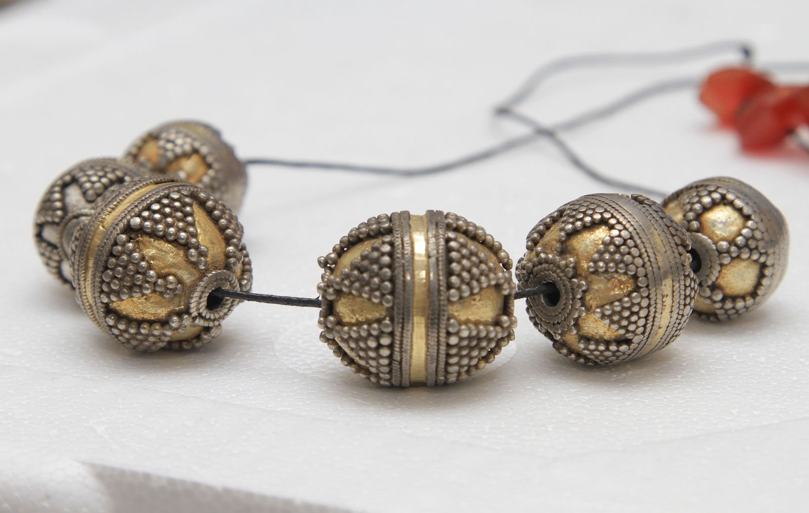 Древнерусская ювелирная техника. Ювелирное искусство древней руси зернь. Зернь скань филигрань. Ювелирное искусство древней руси 9-12 века зернь. Скань в древней руси.