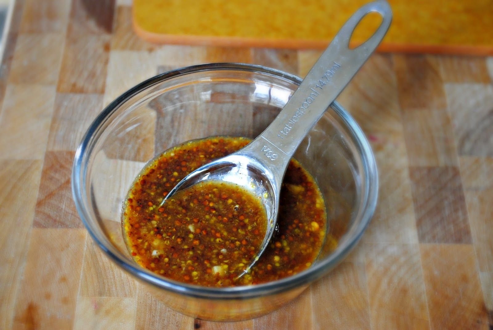 Мед горчица соевый соус. Мясо в медовом соусе. Медово соевый соус. Соус медовая горчица. Соус горчица +с медом +и соевым соусом.