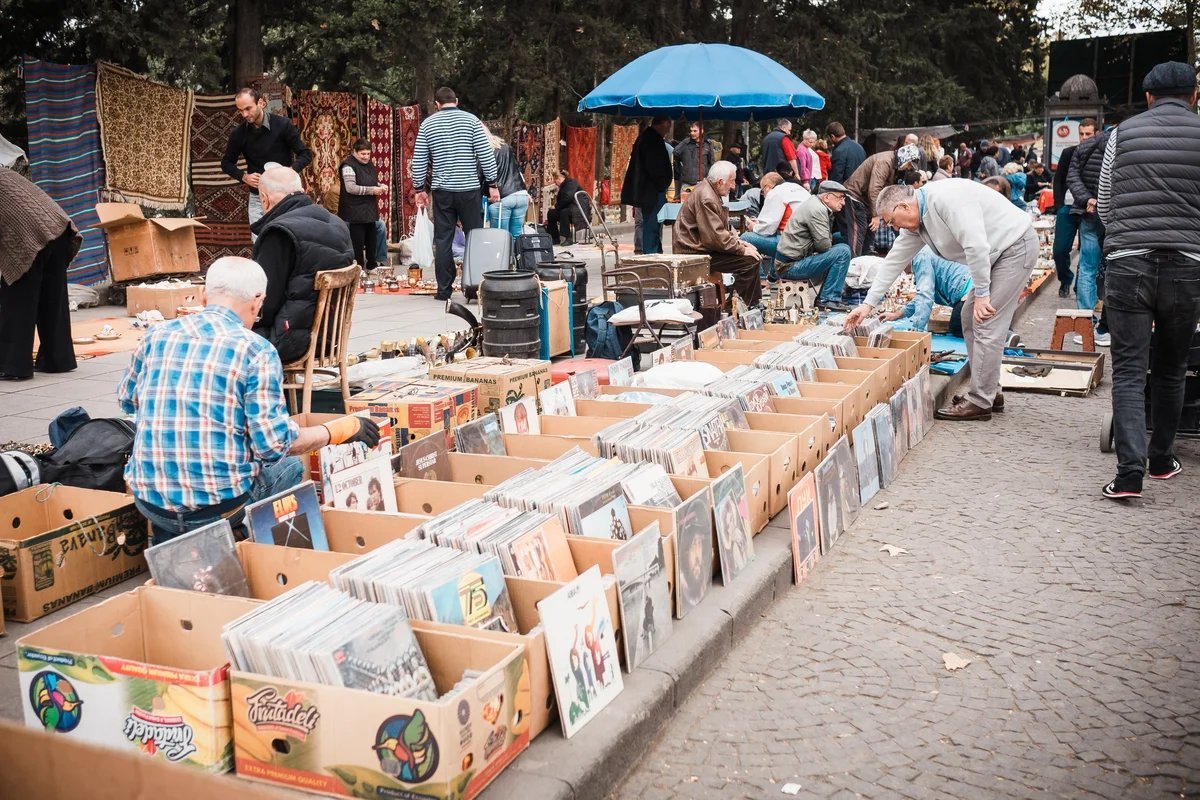 Барахольщик. Flohmarkt (блошиный рынок) в Германии. Китайский рынок в Берлине. Flohmarkt am Mauerpark. Маркет номлари.