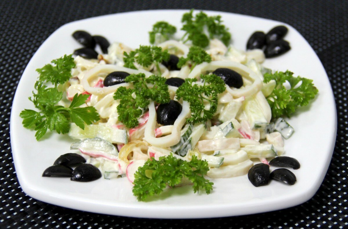 Салаты с оливками рецепты простые. Салат с кальмарами. Салат с оливками. Салат из маслин и сыра. Украшение салата с кальмарами.