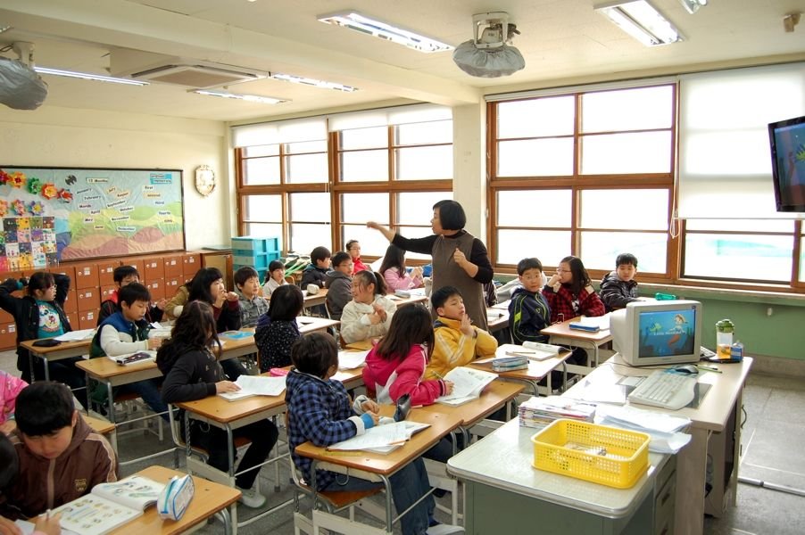 Классы в корейской школе. Средняя школа в Южной Корее. Начальная школа в Корее. Корейская школа. Начальная школа в Южной Корее.