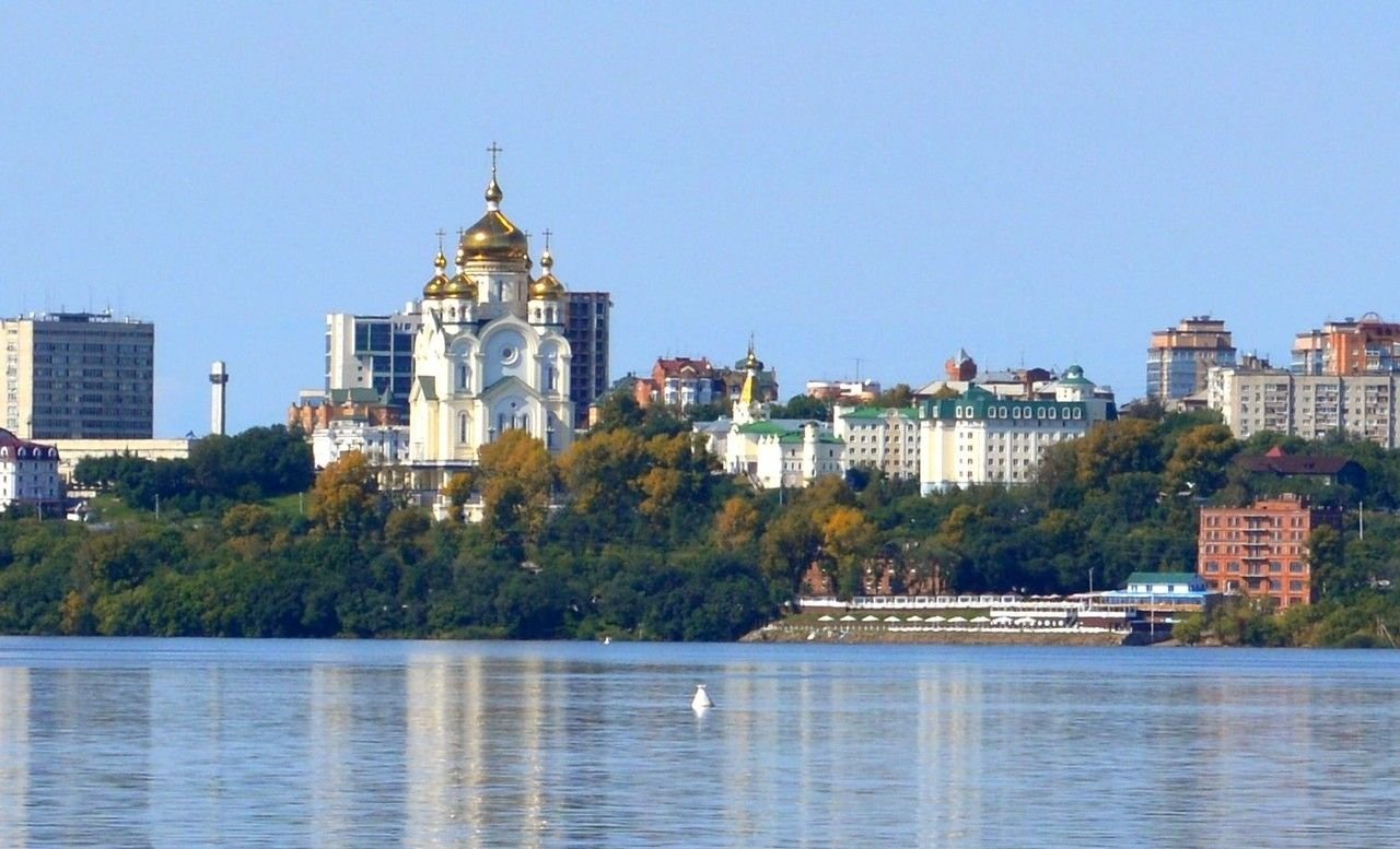 Хабаровске недорого. Амур Хабаровск. Река Амур Утес Хабаровск. Река Амур у города Хабаровска. Хабаровск вид с Амура.