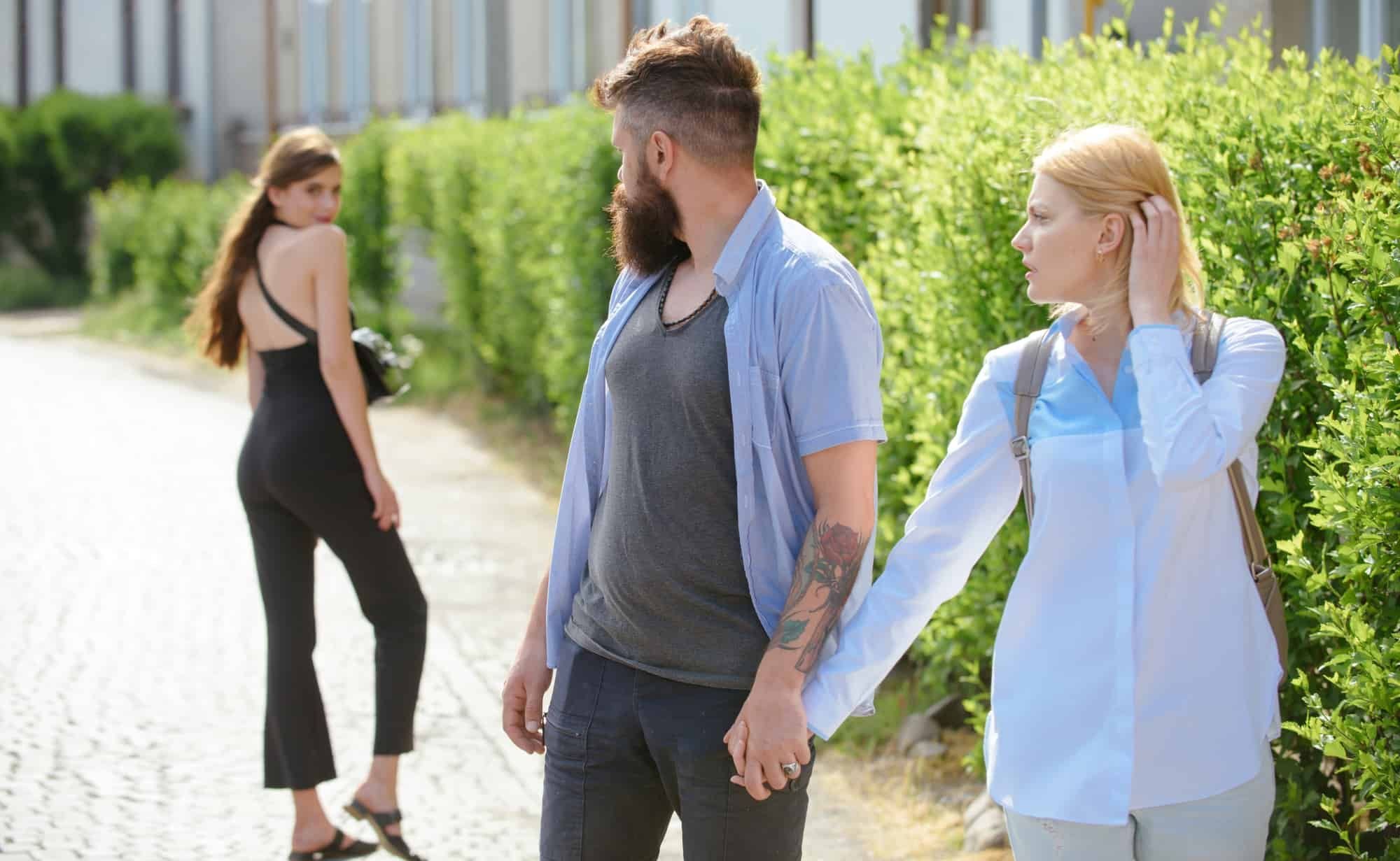 муж смотрит на другую. мужик смотрящий на другую женщину. мужик смотрящий на другую женщину. мужчина заглядывающий на другую женщину. мужик смотрящий на другую женщину.