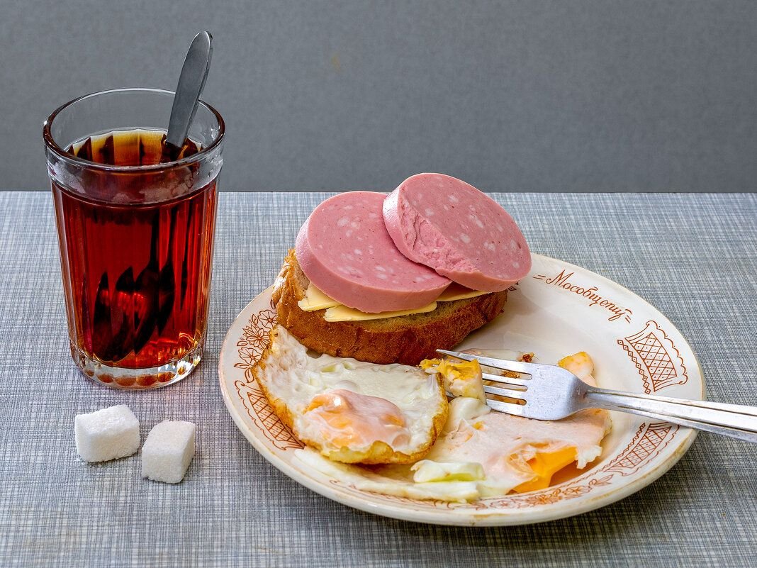 Малый завтрак. Советский завтрак. Бутерброд с чаем. Завтрак бутерброды и чай. Чай с бутербродом.