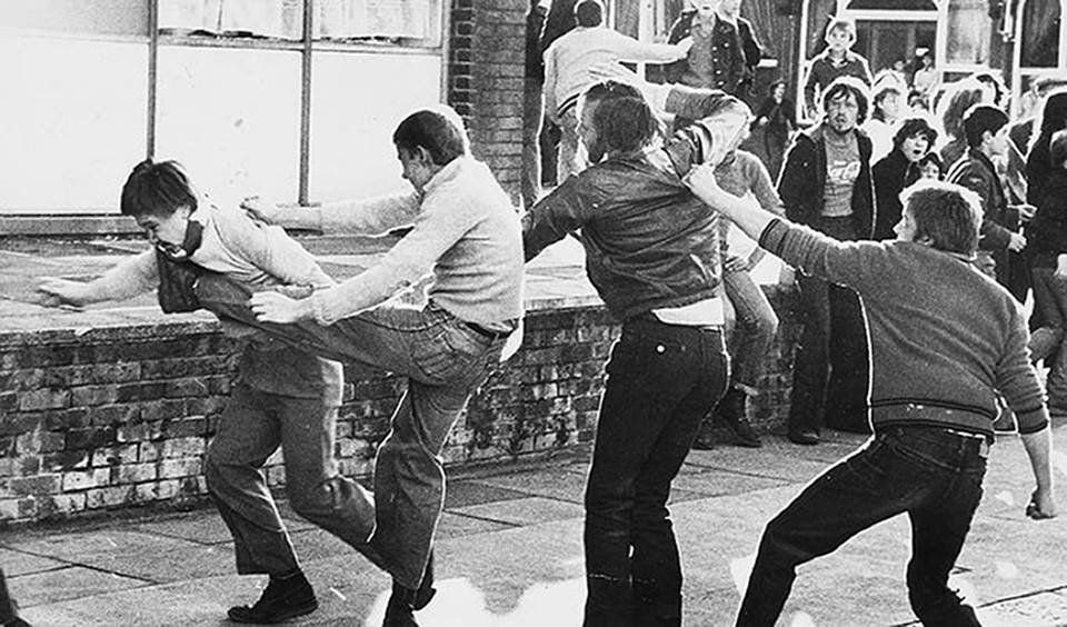 драка молодых