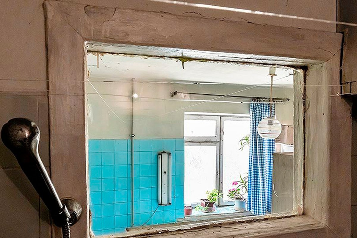 Зачем между ванной и кухней делали окно. Окно между ванной и кухней. Окно между ванной и кухней в хрущевке. Окно в ванную хрущевка. Окно в ванной в хрущевке.
