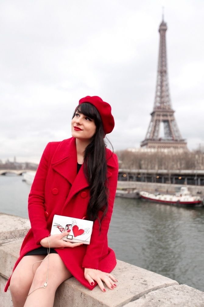 уличная мода италии. две девушки в париже. красивые француженки. французский стиль в одежде. красивые французские девушки.