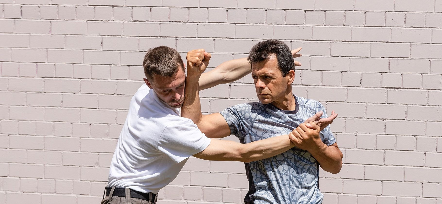 Один человек бьет другого. Гнев ваджра фильм 2013. Как бьются человеки видео. Как бьются человеки видео. Мужики дерутся на улице.