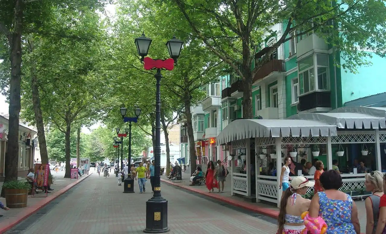 Керчь центр города. Ленинская улица город керчь. Центр города керчи. Керчь улица ленина. Центр города керчи.