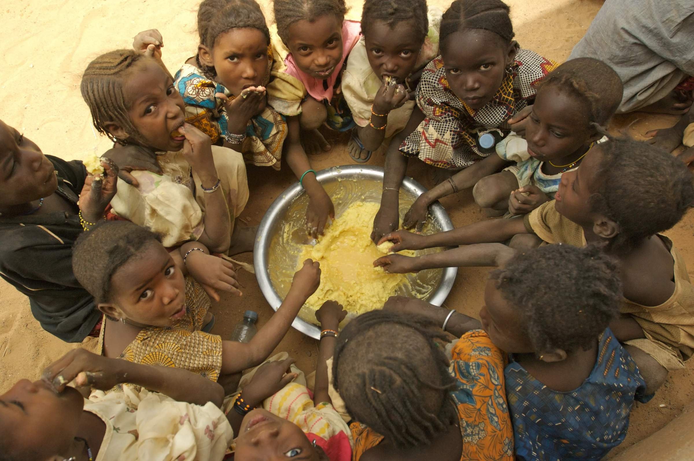 Голодающие дети страны Африки