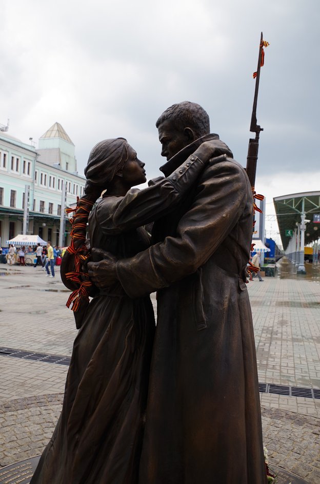 Памятник у белорусского вокзала