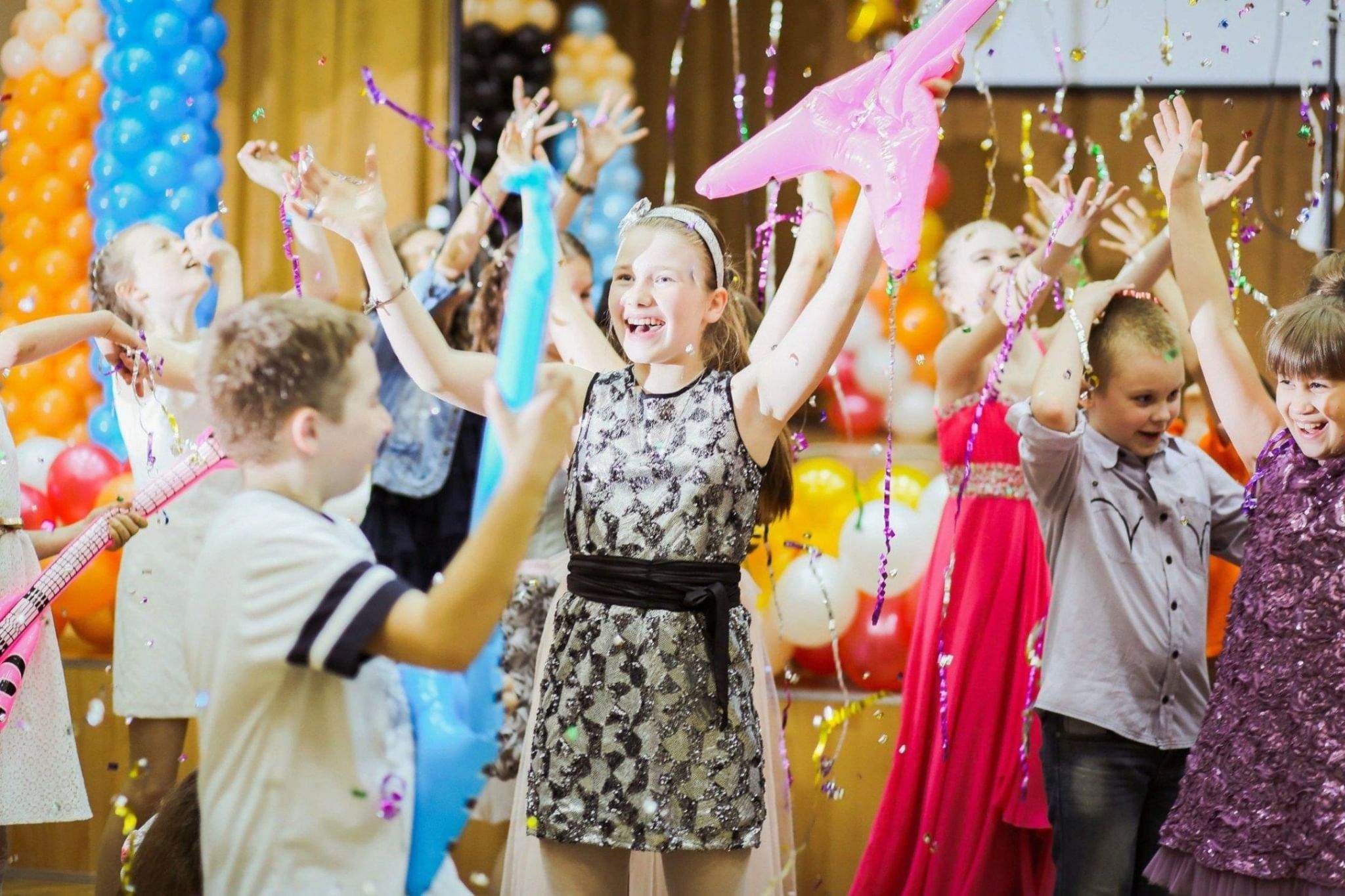 Праздник в школе. Первый звонок в школе. Школьный праздник 1 сентября. День знаний. Первоклассники казахстан.