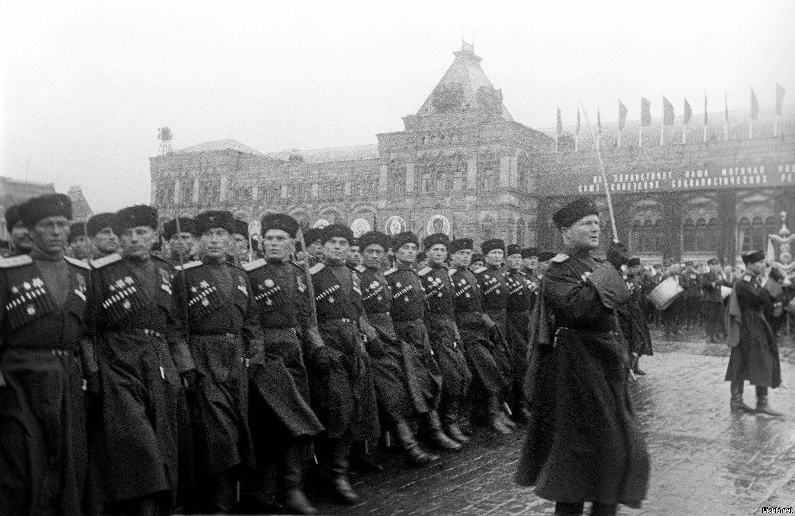 День победы первое исполнение. Парад Победы 1945. Кубанские казаки на параде Победы 1945. 24 Июня парад Победы в Москве 1945.