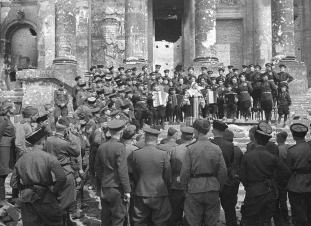 Фотография берлин 5 мая. Солдаты у Рейхстага 1945.