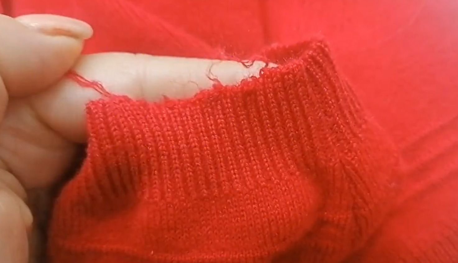 Вязаный свитер с манжетами. Манжета свитера. Манжеты на свитере. Манжета свитера. Манжеты на рукавах спицами.