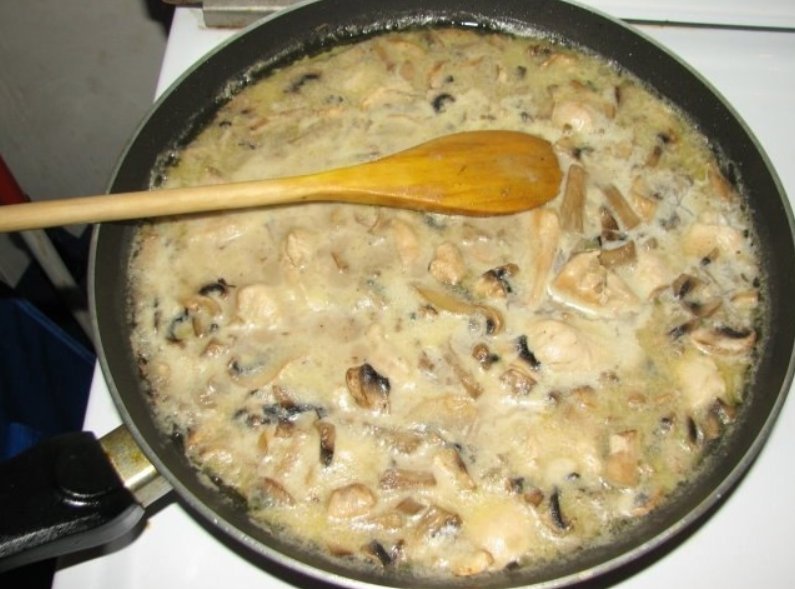 Филе курицы с грибами в сливочном соусе. Галушки с курицей. Грибы в сметанном соусе. Курица в сметанном соусе с чесноком в кастрюле. Грудка в сметанном соусе на сковороде.