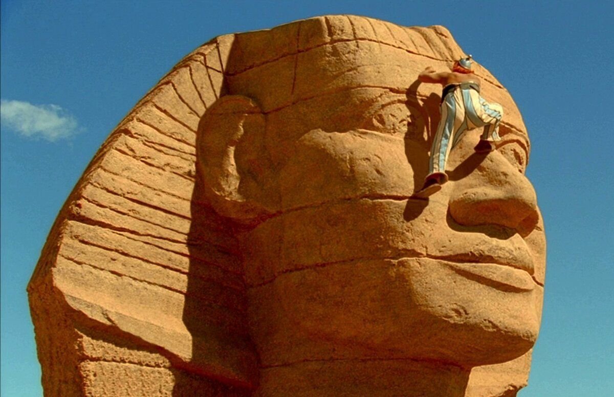 Головной убор сфинкса. Лицо сфинкса. Сфинкс древнего египта профиль. Почему у сфинкса нет носа кратко. Сфинкс египет без носа.